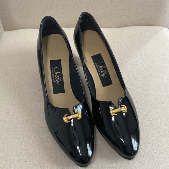 Shoes - Selly Vintage🔥⚡️ 2” heels black gold nice heels 6.5